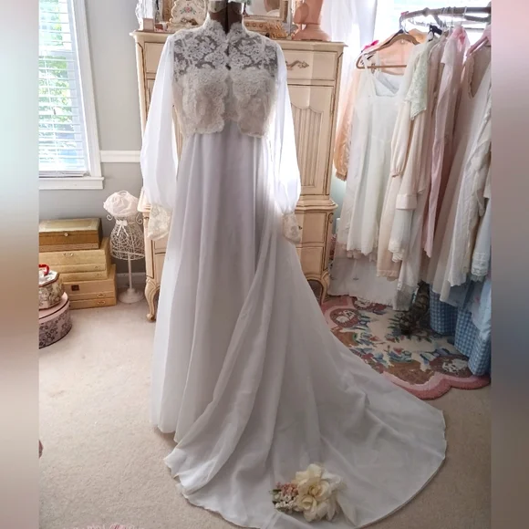 GORGEOUS 1990S "BIANCHI" CRISP WHITE CHIFFON WEDDING GOWN W/ LACE JACKET & VEIL! - Picture 12 of 16